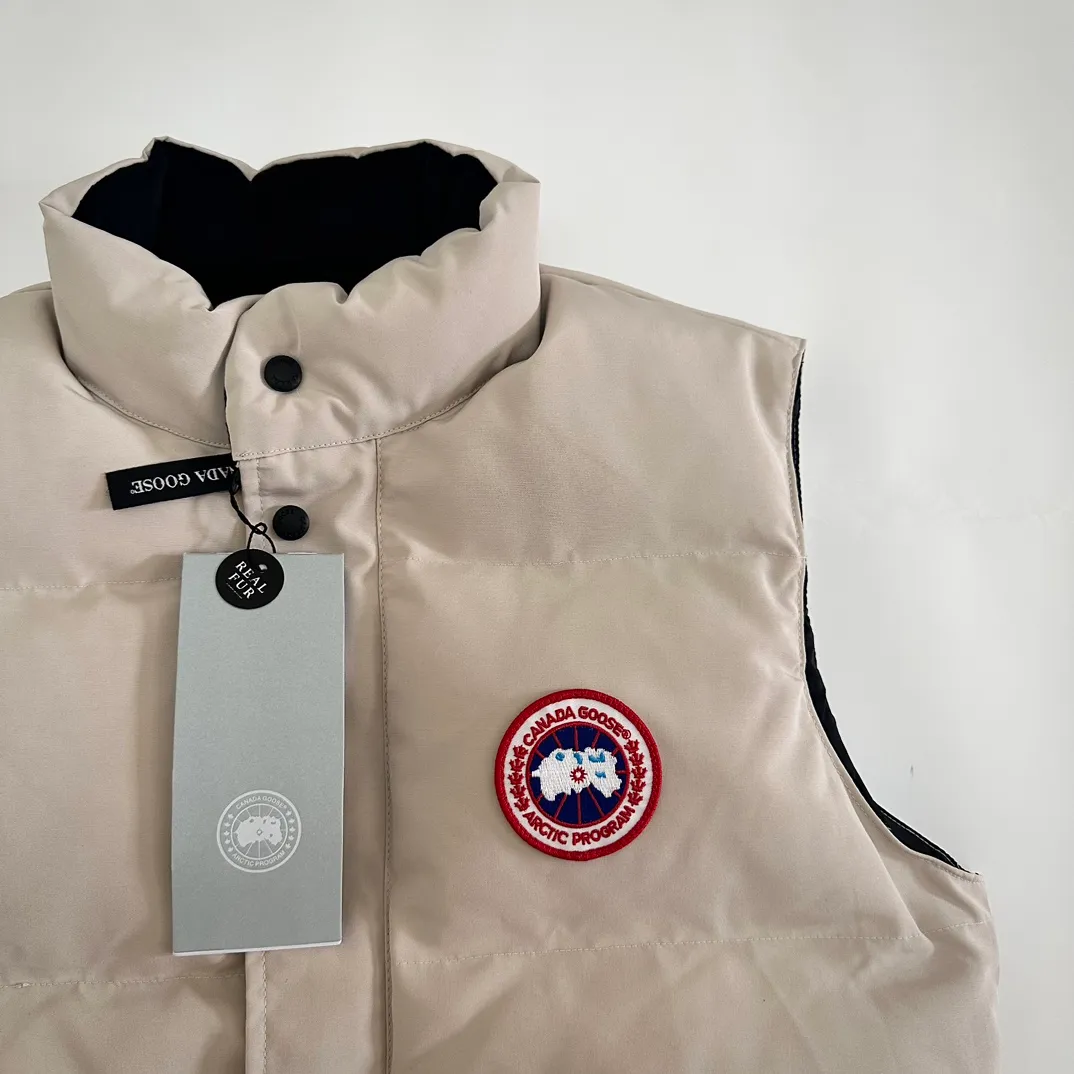 P380 top real shot - model number 119100 Canada Goose has always been recognized as the warmest down jacket. Various Instagram celebrities, Internet celebrities, and celebrities often wear it for street photos. I make Canada Goose every year, but I still can’t get rid of my love for the goose. No matter how cold the days are, there is no need to be afraid because of the care of the goose. The down vest is definitely a concave shape in autumn and winter. It is a trading company order model, exclusively launched! The purchase at the counter is the same as the genuine original clothes. Pay attention to the matching. There is velvet on the back collar, which is more warm. There is a zippered hidden pocket on the inside, and the genuine net pocket is synchronized inside. You need to compare the genuine products at any time. All the accessories are custom-made from the original factory. 1️⃣Fabric: Domestic exclusive Japanese original fabric with characteristics: waterproof, drill-proof, anti-fading, 24-count calendered woolen surface (waterproof level conforms to the ball raincoat level) 2️⃣Down: national standard 80 white duck down Supports identification (many on the market are 50 velvet and recharged in order) with better thermal insulation performance, light and not heavy, and good recovery of fluffiness after compression!  3️⃣Zipper: Original factory customized zipper with clear engraving and perfect texture. Original customized authentic YKK military-grade copper core zipper puller that can withstand hundreds of thousands of pulls. 4️⃣Embroidery: Imported new Behringer embroidery machine customized with 10,000-needle electric embroidery, full/three-dimensional/clear! 5️⃣: 400D high-density count liner fabric in the inner liner completely eliminates the problem of velvet leakage and velvet leakage. In the down woven category, there is no bragging. There is currently almost no one that can do better than us! Make an original product with care, so that every customer has the confidence to introduce it to his customers: This is the top replica version in China. A good product does not need too much soft text to highlight it. Color: Black Gray Off-White Size: S-XXL Size Clothing Length Bust Shoulder Width Recommended Height Recommended Weight S: 70 117 47.5 155-160 100-120 M: 72 121 48.5 160-170120-140 L: 74 125 49.5 165-175,140-160 Warm reminder: The tile measurement is measured manually, and the error of 1-3cm is within the normal range! The customer's suggestion is not used as a reason for return or exchange; #Because everyone's body height is different, the size recommended by customer service is only a slight color difference. Please note that slight color differences in the product are normal and will not be used as a reason for return or exchange. #Due to different monitor display pixels and external factors such as shooting lighting